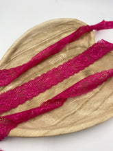 Lade das Bild in den Galerie-Viewer, elastische Spitze 30mm fuchsia
