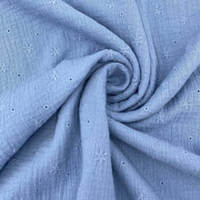 Lade das Bild in den Galerie-Viewer, Musselin Lochstickerei Double Gauze - Baby Blue
