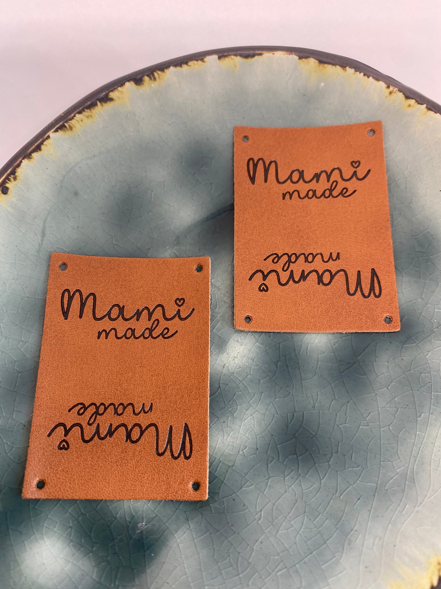 Mami Made Knick-Label Kunstlederlabel Eigenproduktion