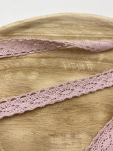 Lade das Bild in den Galerie-Viewer, Klöppel Spitze 25mm mauve
