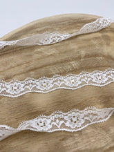 Lade das Bild in den Galerie-Viewer, elastische Spitze 20mm creme
