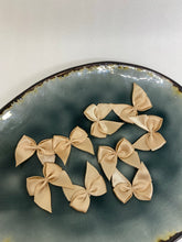 Lade das Bild in den Galerie-Viewer, 5 Schleifen klein beige
