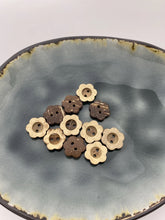 Lade das Bild in den Galerie-Viewer, Kokosknopf Blumenform 13mm
