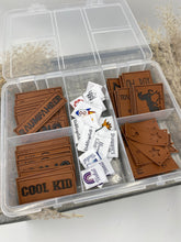Lade das Bild in den Galerie-Viewer, Label Box / Kunstleder Label, Knick Label, Web Label, Satin, Bügel Label
