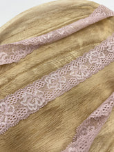 Lade das Bild in den Galerie-Viewer, elastische Spitze 30mm mauve
