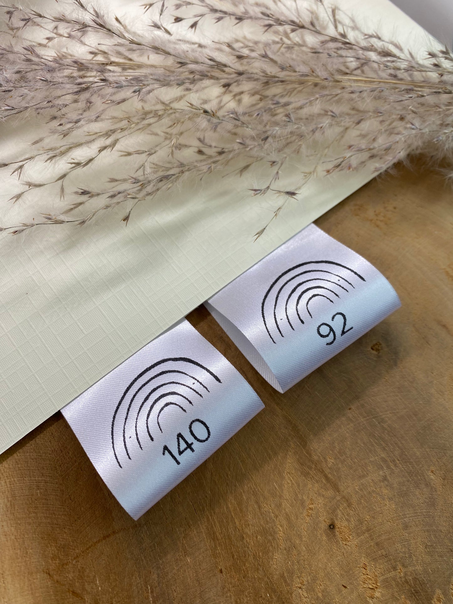 5 Stück Regenbogen Größen Satin-Label Eigenproduktion