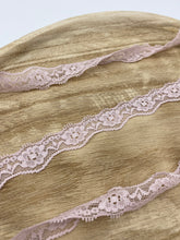 Lade das Bild in den Galerie-Viewer, elastische Spitze 20mm mauve

