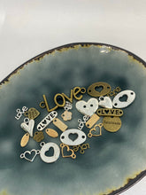 Lade das Bild in den Galerie-Viewer, Metallanhänger LOVE Silberfarben
