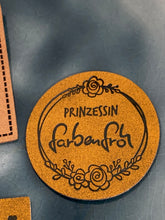 Lade das Bild in den Galerie-Viewer, Personalisierte Kunstleder Label
