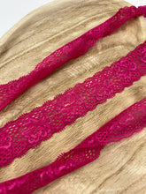 Lade das Bild in den Galerie-Viewer, elastische Spitze 30mm fuchsia
