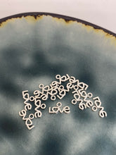 Lade das Bild in den Galerie-Viewer, Metallanhänger LOVE Silberfarben
