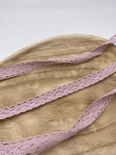 Lade das Bild in den Galerie-Viewer, Klöppel Spitze 25mm mauve
