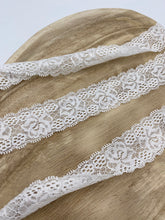 Lade das Bild in den Galerie-Viewer, elastische Spitze 30mm creme
