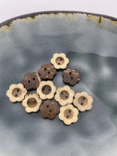 Lade das Bild in den Galerie-Viewer, Kokosknopf Blumenform 13mm
